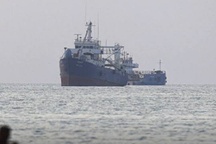 FT: Vessels given incompatible instructions on safest route to cross Hormuz